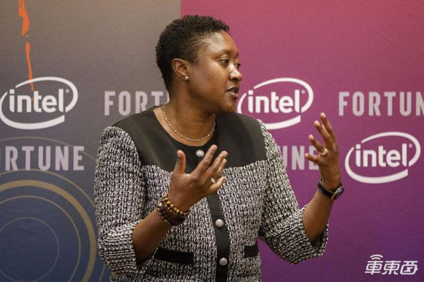 真没方向盘!亚马逊无人车首次上路拉客,贝索斯发文祝贺