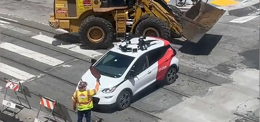 Cruise无人出租车又出问题了：卡在施工路口，马斯克上线评论