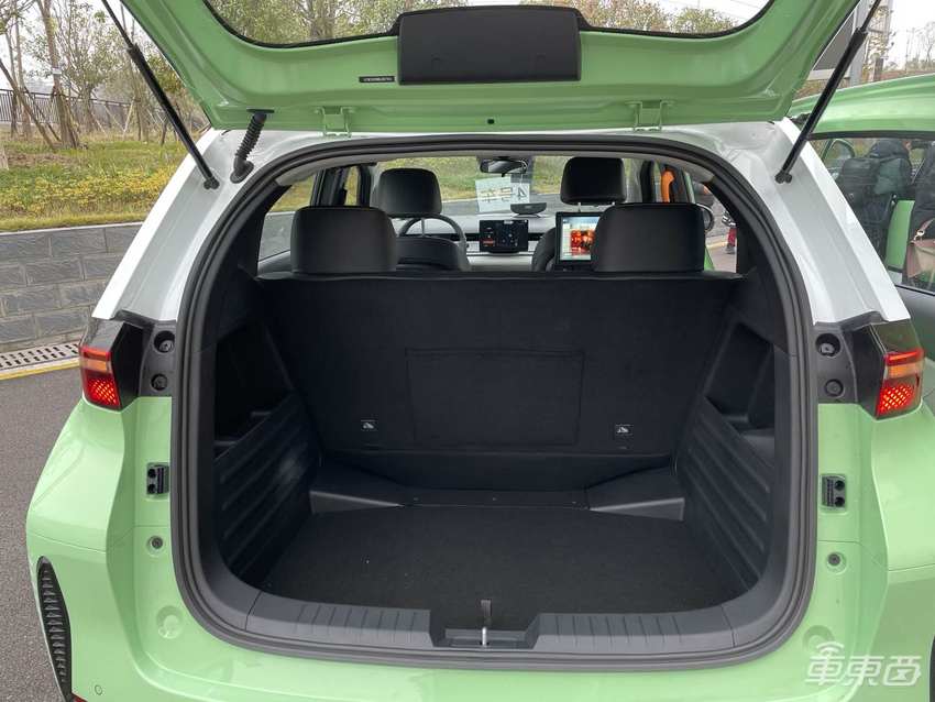 抢先体验滴滴定制网约车:后排堪比头等舱,能看电视能唱歌