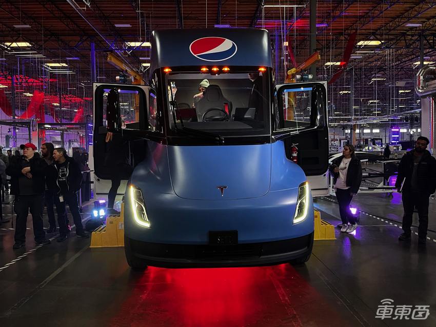 特斯拉电动卡车正式交付！拉37吨货跑800公里，百事可乐第一个提车