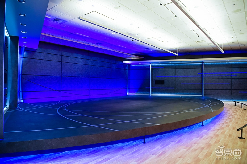 年度最炫科技HoloLens首体验 微软和沃尔沃到底做了啥?