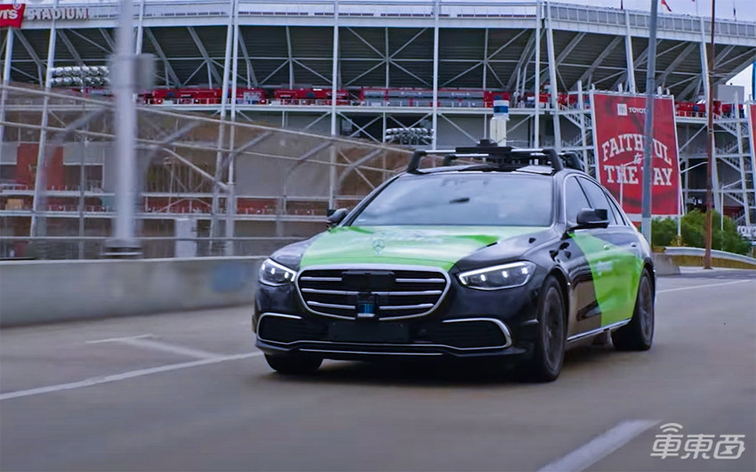 英伟达自动驾驶芯片有多强？CEO找了台奔驰演示L2，城市场景轻松搞定