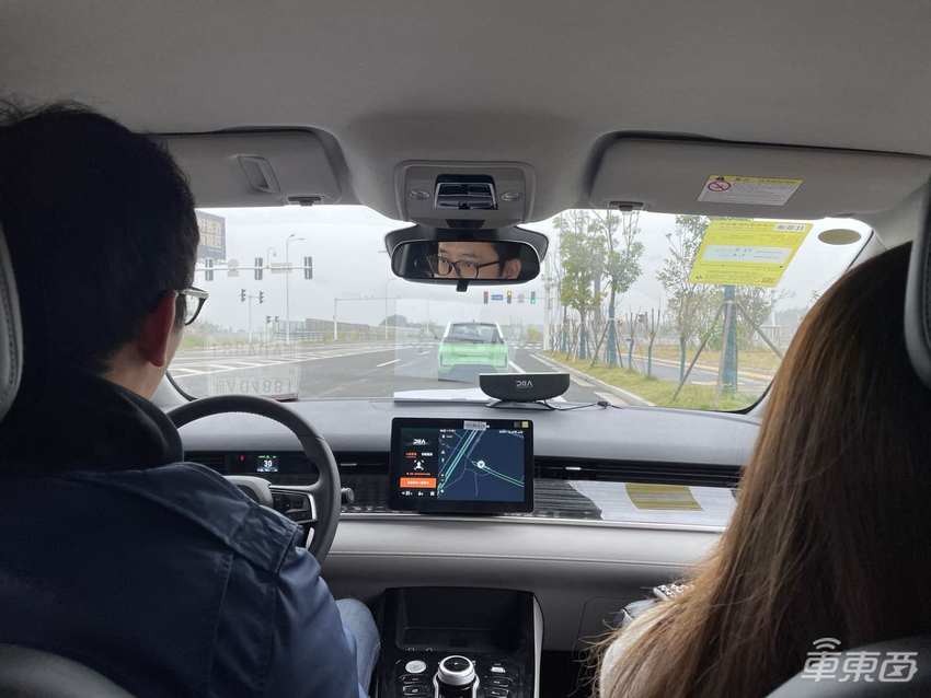 抢先体验滴滴定制网约车：后排堪比头等舱，能看电视能唱歌