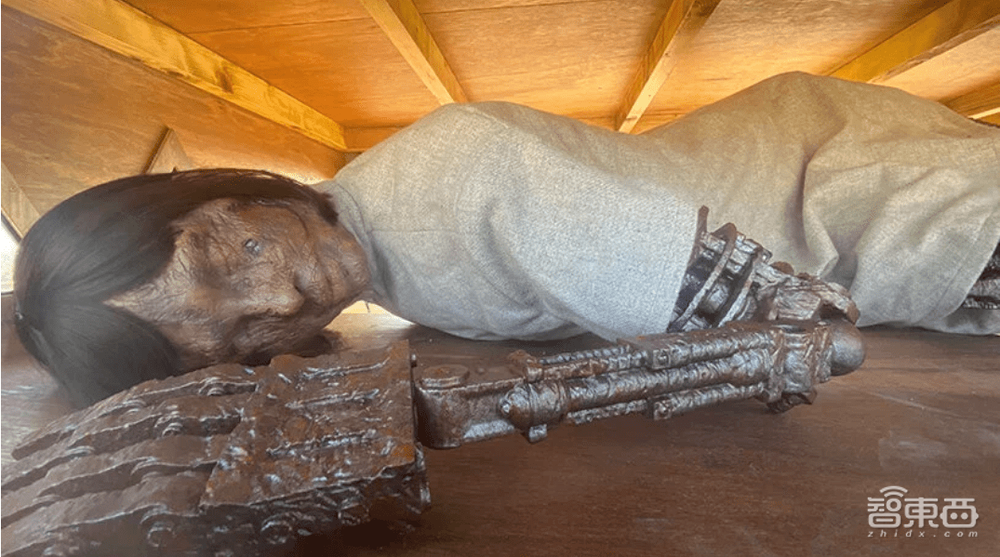 AI人形机器人作画,一幅卖了800万