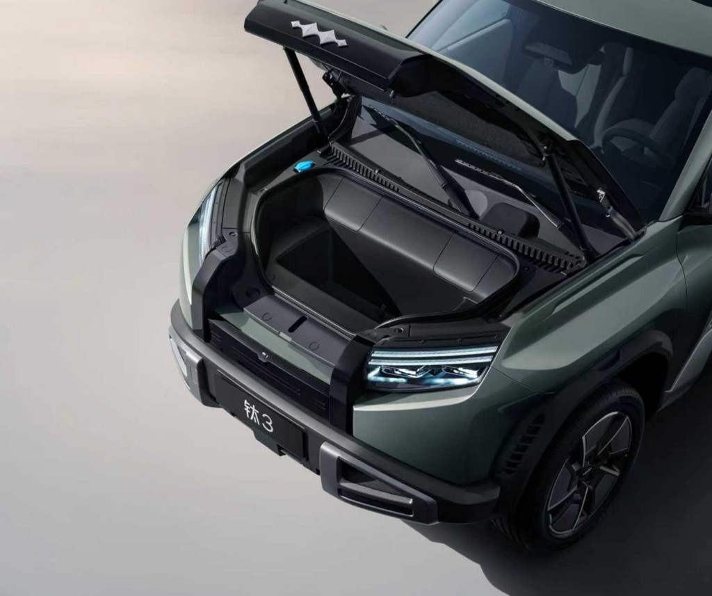 方程豹钛3“变脸计划”来了，成都车展现场两分钟换脸