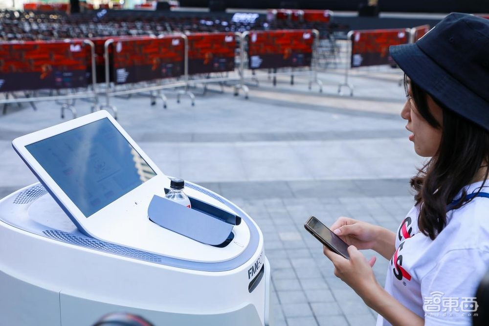 机器人志愿者上岗FIRST青年电影节,带你探班最飒高原露天影展