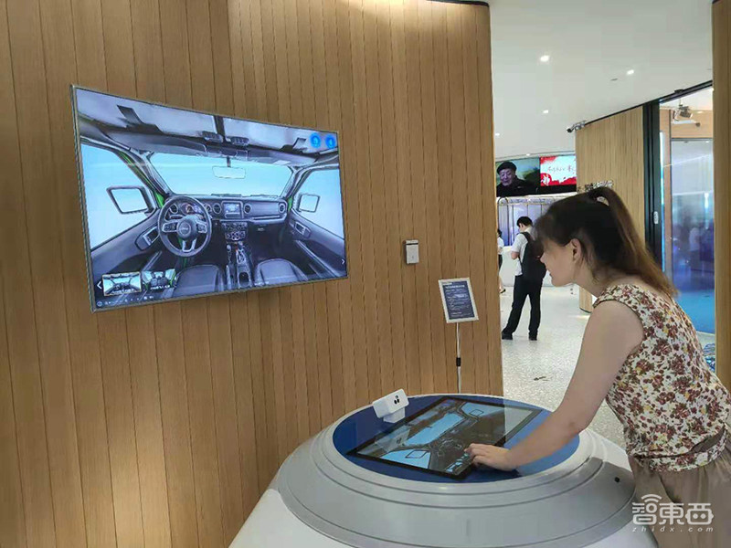 亲密接触建行女机器人前台!首家5G+智慧银行有何神秘?