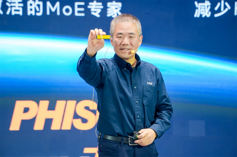 英特尔晒出端侧AI全家桶,酷睿Ultra 9 285H秀实力,畅跑120B MoE大模型