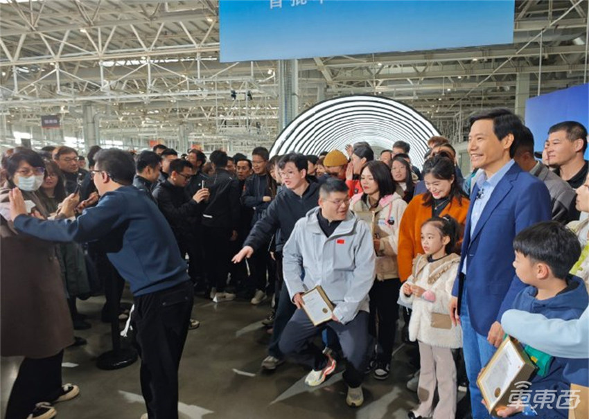 牌面！小米SU7提车，雷军弯腰开门，网友：雷总开门就值30万