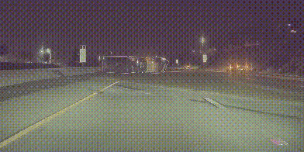 特斯拉222起事故遭讨伐!纯视觉方案再引争议,黑暗场景无法识别障碍物