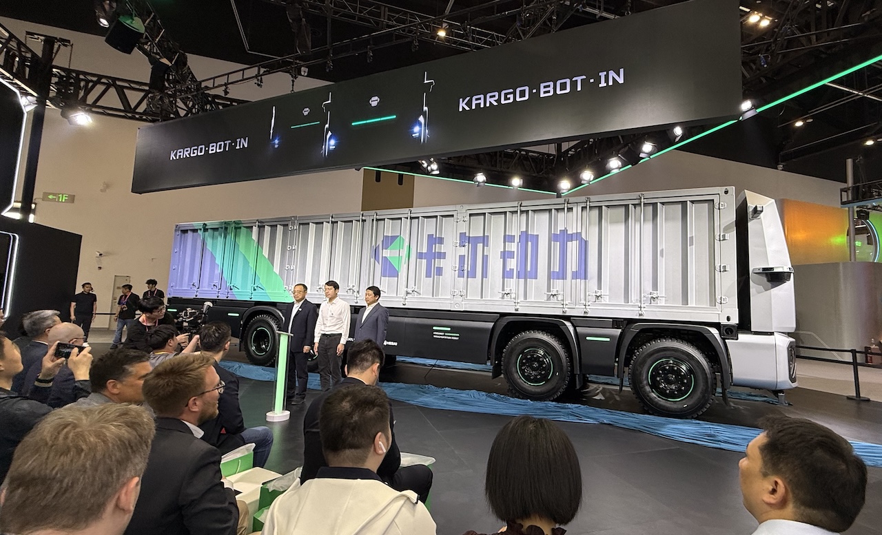 卡尔动力公布L4货运“全栈方案”！取消驾驶舱，引入世界模型