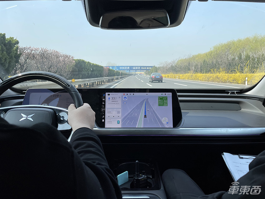 小鹏NGP长途测试:变道超车下匝道都能自动搞定,司机看路就行