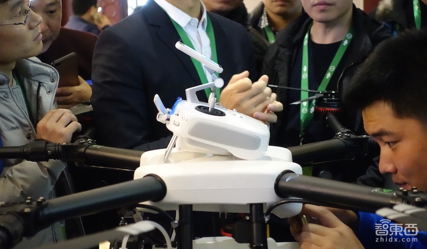 时隔八个月大疆植保无人机机再推二代 一台遥控器搞定了自主飞行