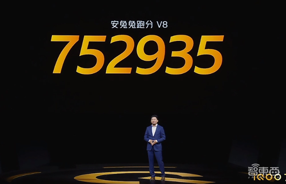 游戏手机揭幕战！iQOO 7能否顶住“火龙888”？安兔兔1W分险胜小米