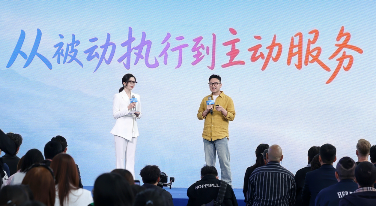 千问AI眼镜首次重大升级：看一眼扫单车，学会主动服务，首次实现3D空间显示