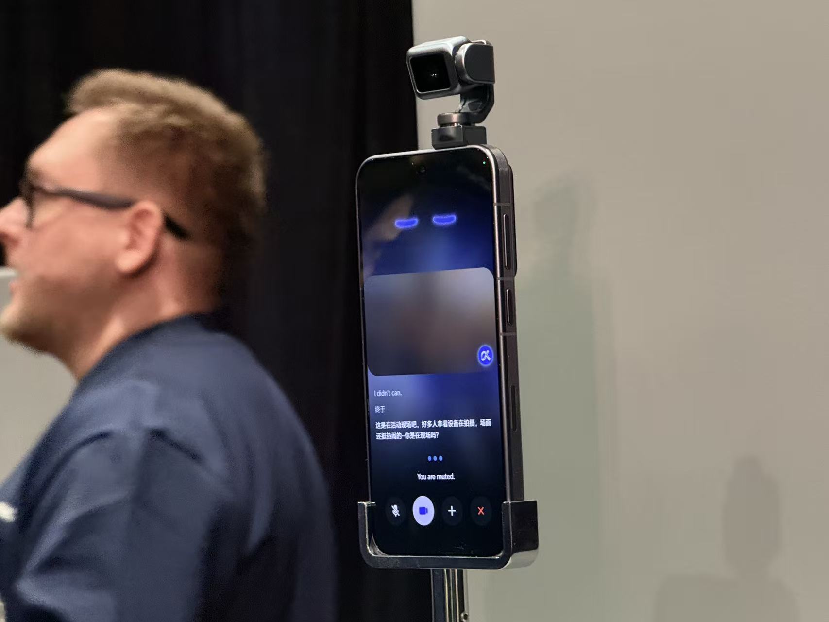 刚刚，荣耀人形机器人热舞亮相欧洲！全球第一个“机器人手机”真机首秀