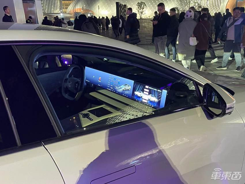 17.58万元起售！吉利银河E8配备1.13米超长中控屏幕，年内推出城市通勤NOA