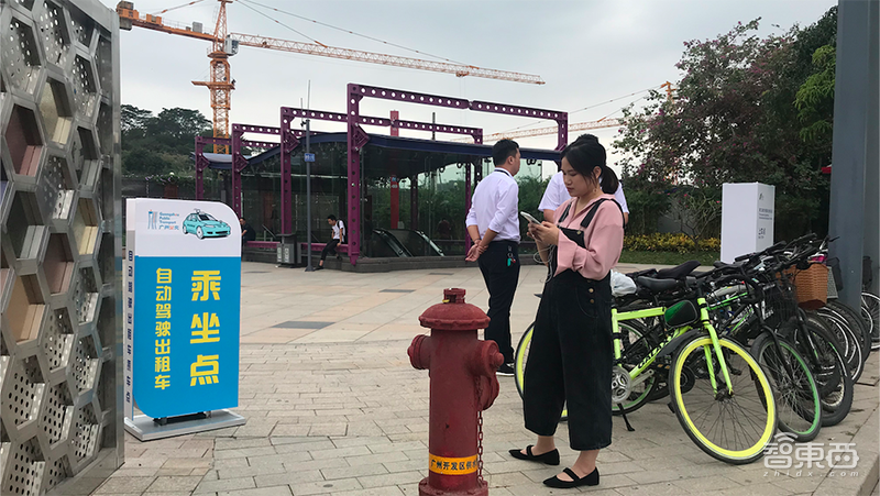 实测国内首台自动驾驶出租车！打个电话就能坐