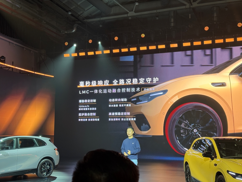 预售10.58万元起!零跑电动小钢炮Lafa5来了,上车端到端大模型