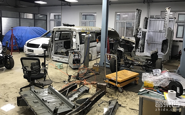 史上最“草根”自动驾驶团队:40人花400万造出三款无人车