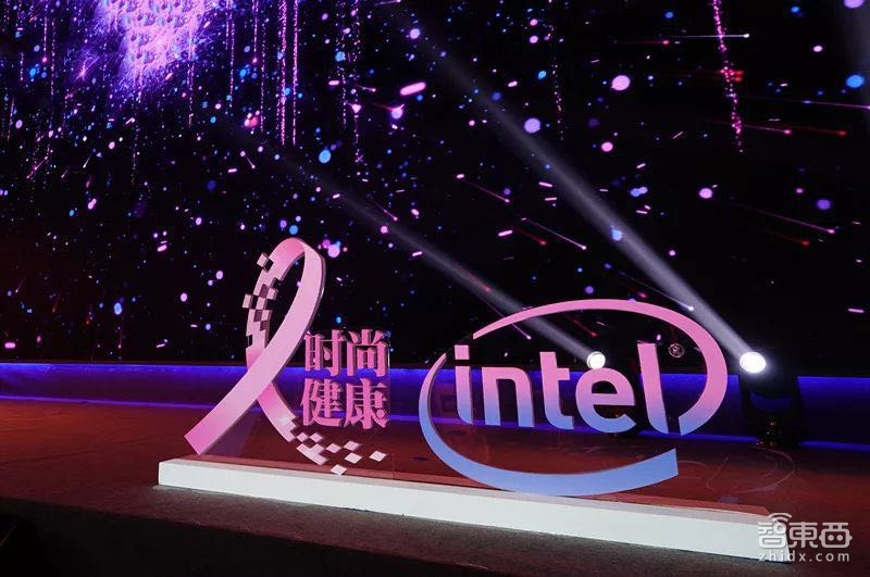 为打好用AI呵护女性这张牌!英特尔Logo首次粉色登场