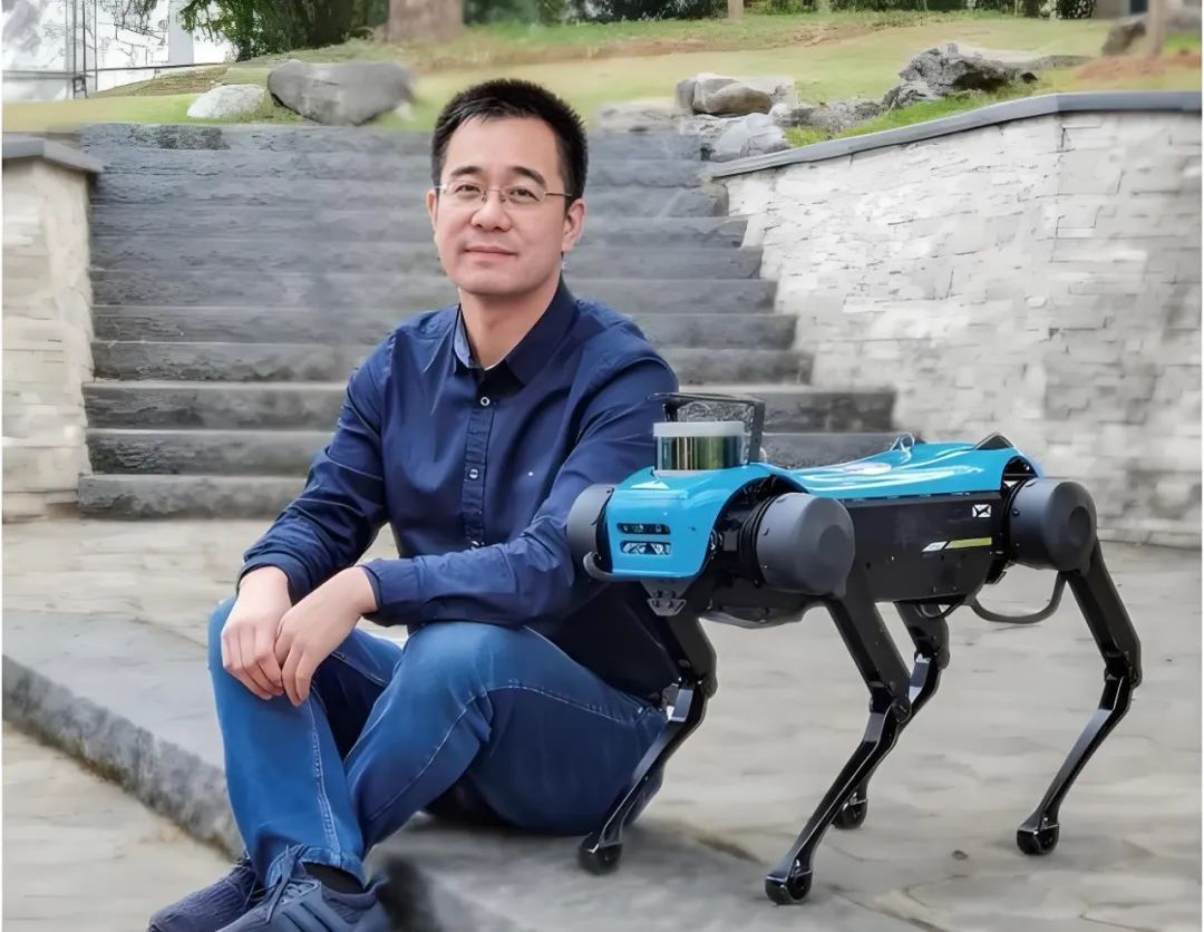杭州机器人外网被刷爆!背灭火器冲火场、沙漠山地狂奔,浙大教授打造