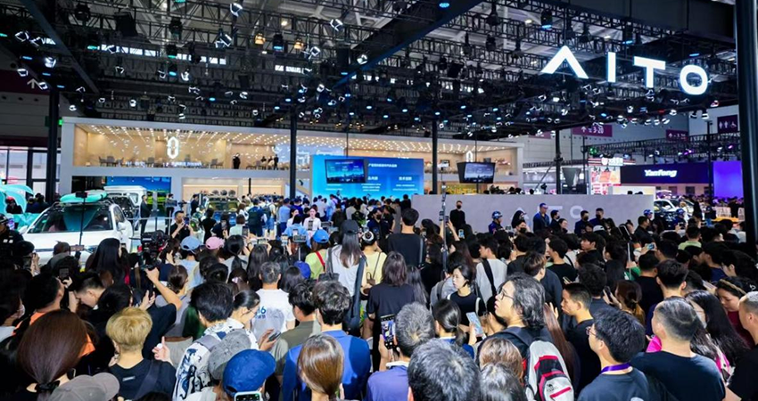 问界M9 2025款大五座零重力座椅版开启交付，四大产品序列亮相大湾区