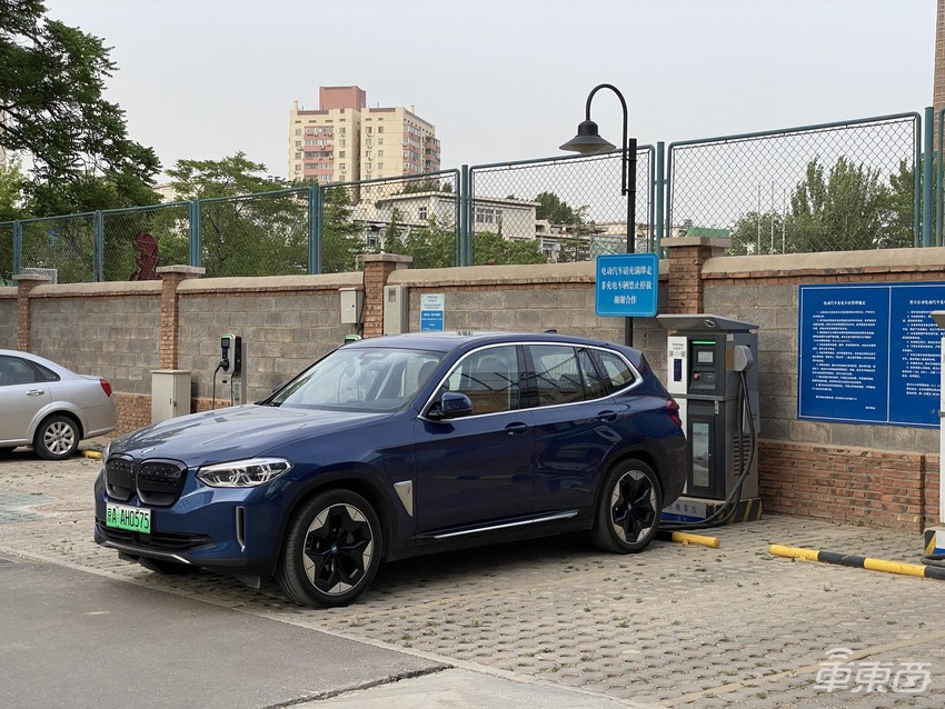 充一次电能用十天，宝马这台电动车太顶了！