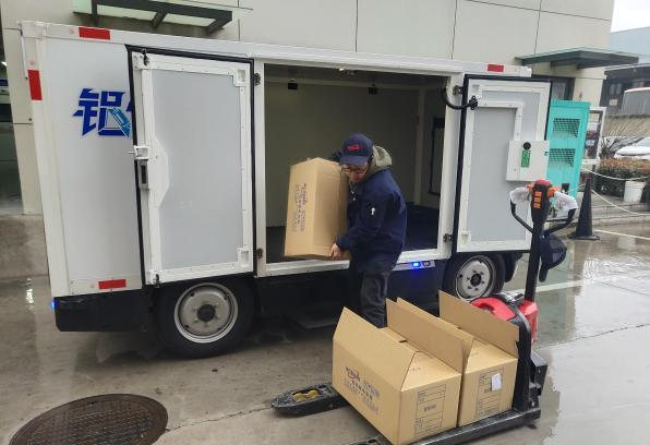 业界首台30分钟闪充、1.8吨重载RoboVan！九识L5投运半年：它如何成为同城货运的“效率神器”？