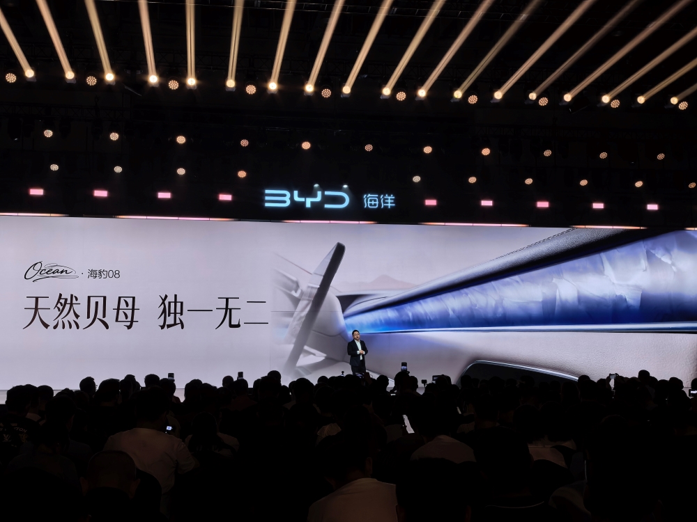 比亚迪海洋旗舰家轿19.69万起开卖！云辇-A、后轮转向、天神之眼B全上车