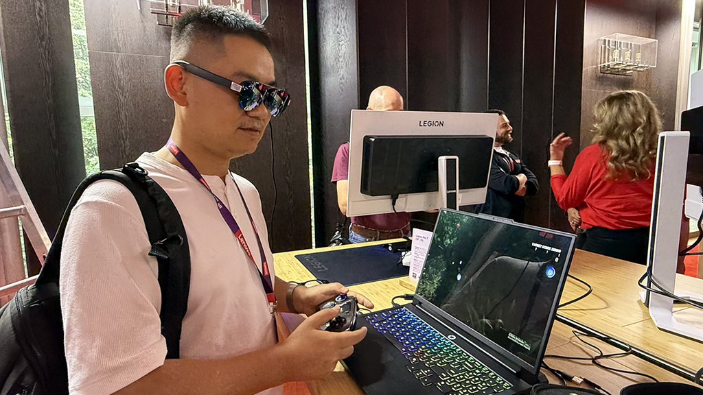 提前实现苹果创意？联想可摇头电脑底座等多款AI设备发布