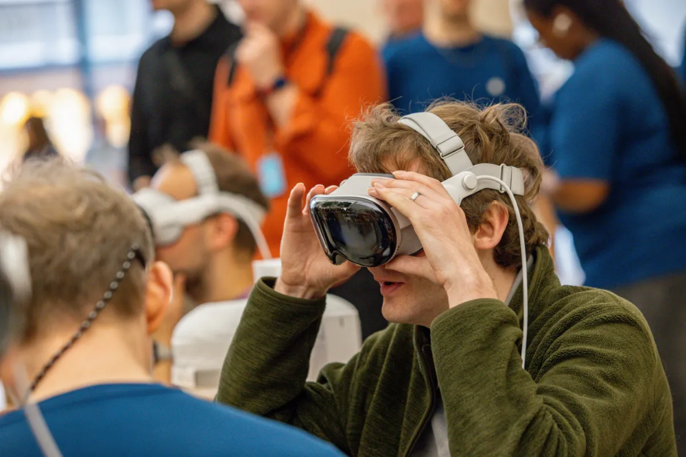 5700元起，Meta新款AI眼镜提前曝光！苹果Vision Pro遇困，iPhone 18鸽了