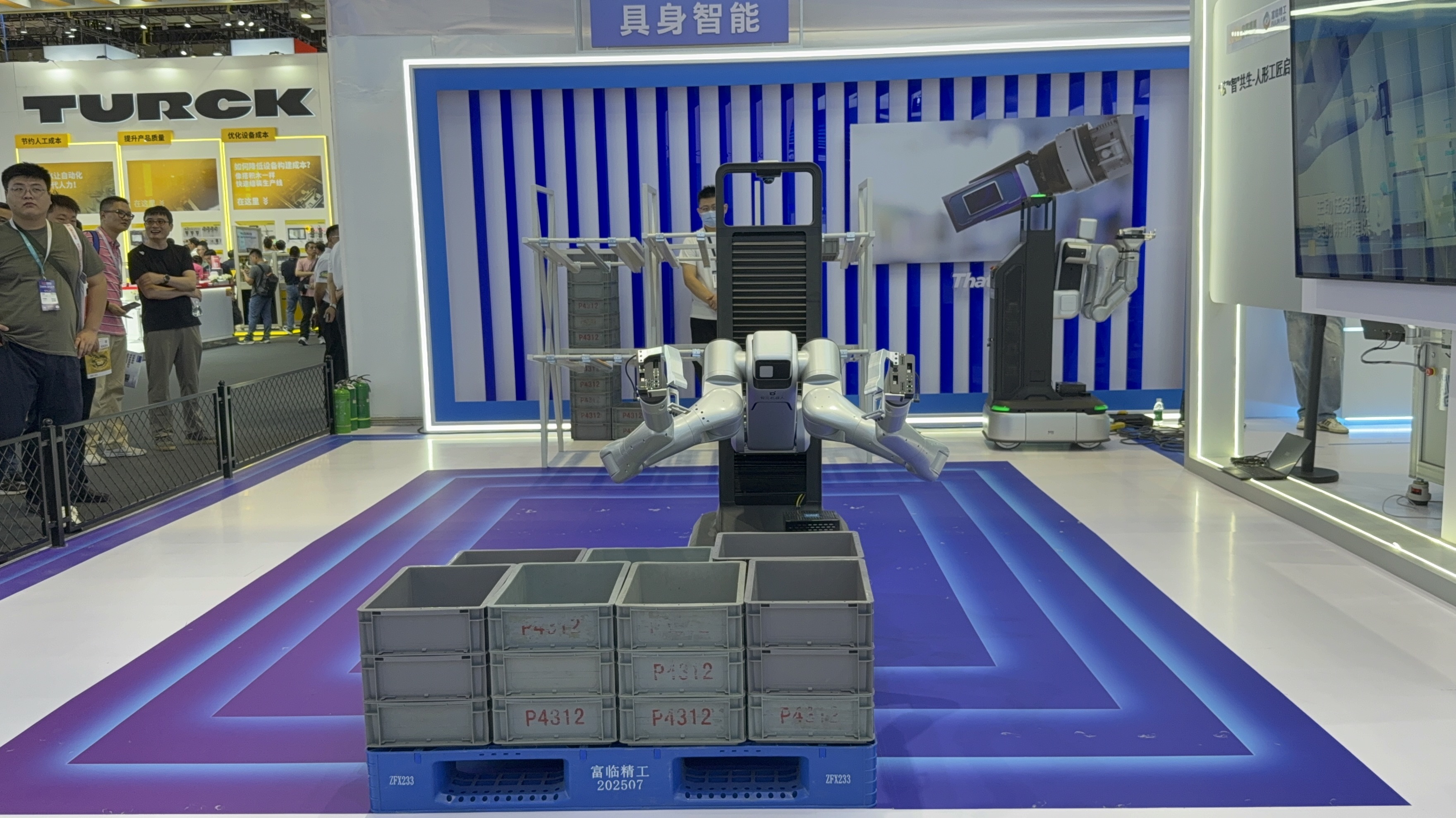 英特尔秀出具身智能工厂落地案例,大小脑融合让机器人干活零失误