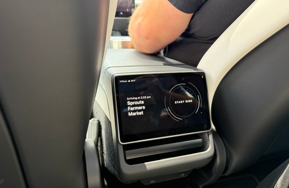 特斯拉无人出租开始接客！30块钱一次