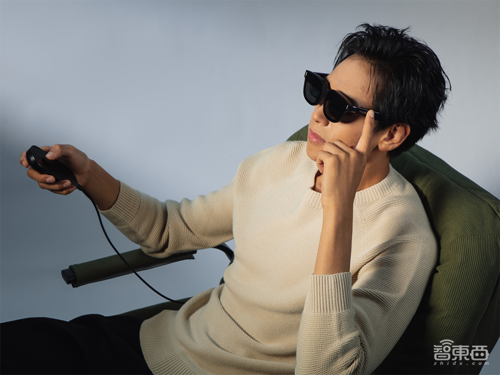 AR眼镜能“赛博办公”了!大模型助攻同声传译,随身携带4米超大屏,还有苹果Vision Pro同款