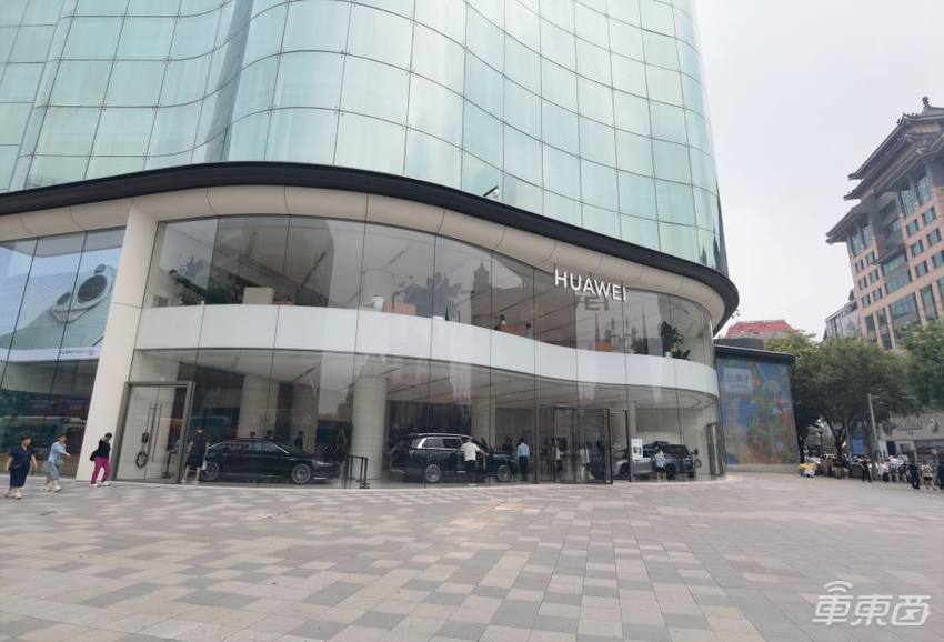 谁在看享界S9?实探北京两家门店,中年老板居多,家庭客户热情不高