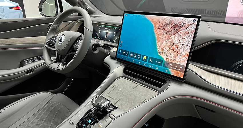 静态体验腾势N7智能座舱：车内两台平板电脑，空调系统有惊喜！