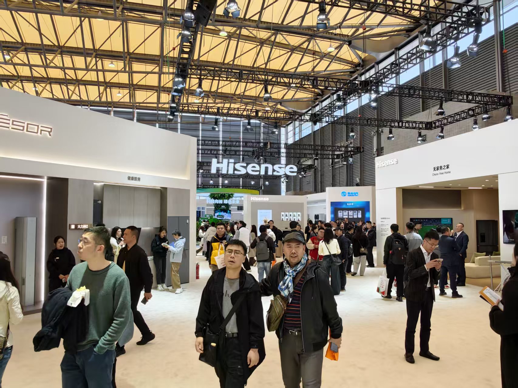 暴走两万步逛遍中国版CES!AI养龙虾、人形机器人火爆,追觅手机上手