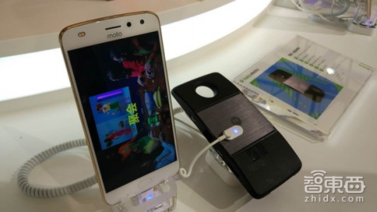 联想推Moto Z2 Play模块手机 未来或将布局eSIM