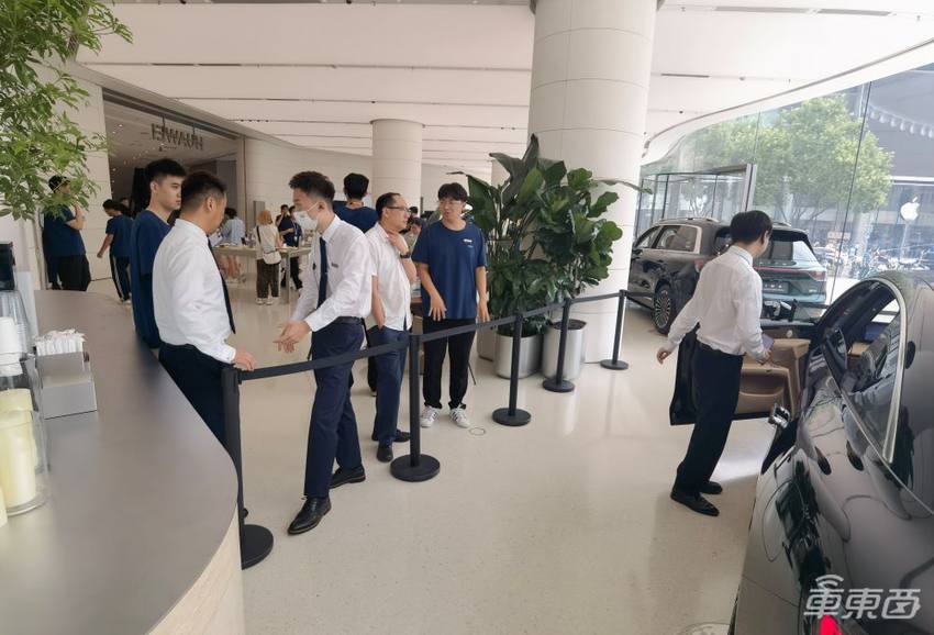 谁在看享界S9?实探北京两家门店,中年老板居多,家庭客户热情不高