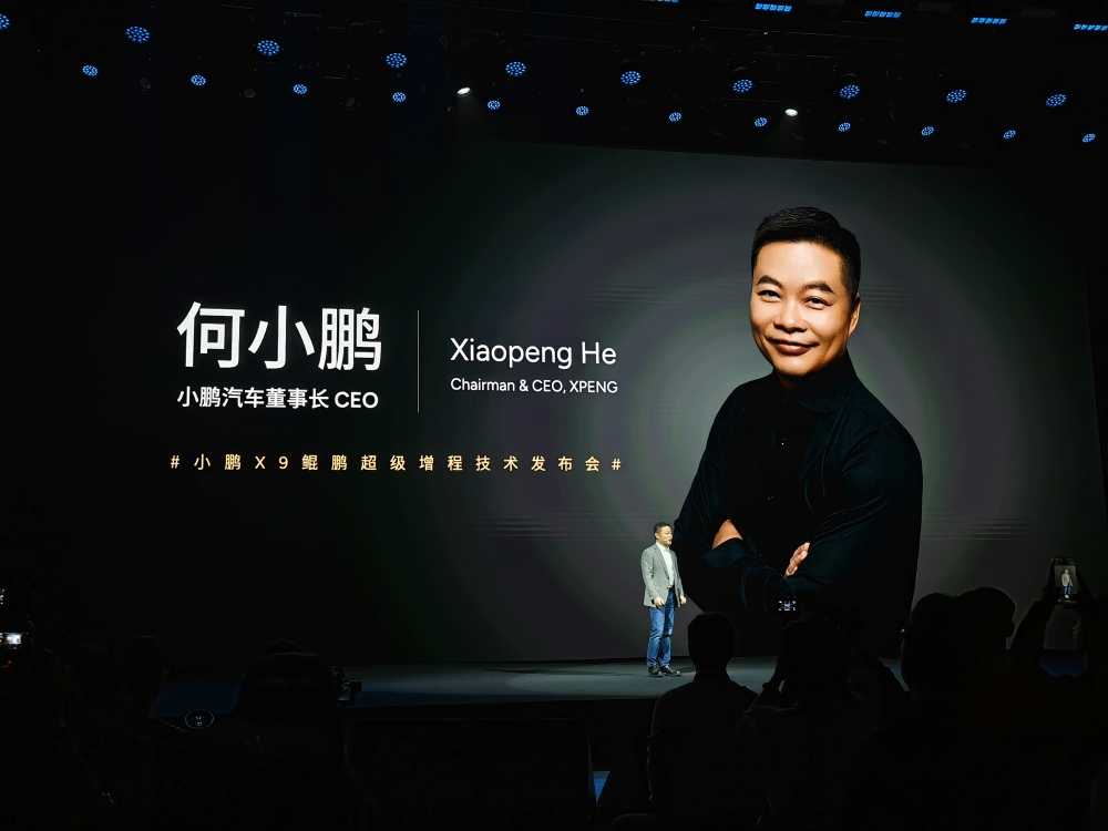 小鹏X9增程版预售35万起!何小鹏感慨不再是纯电车企,现场拆机器人