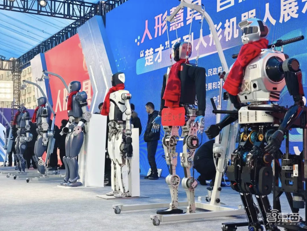 今年春节,到处都是AI机器人