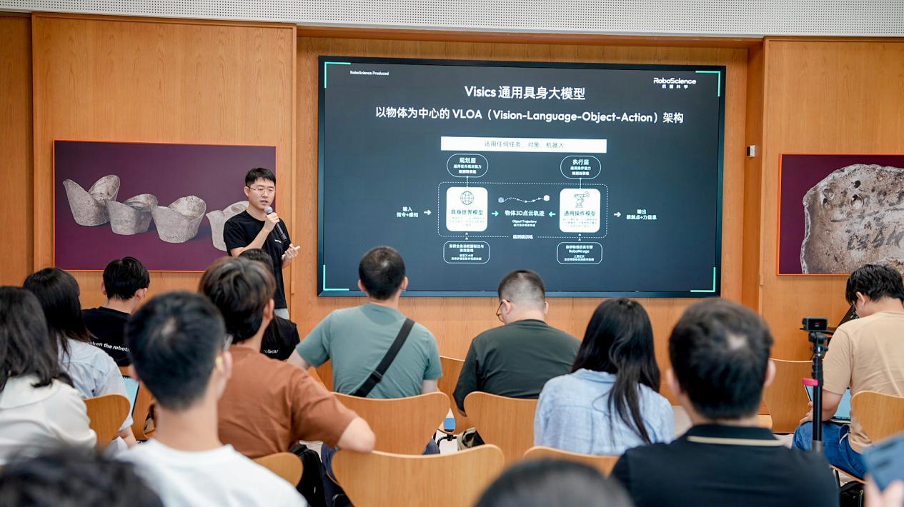 RoboScience机器科学发布通用具身大模型Visics，首次完整展示VLOA双引擎架构