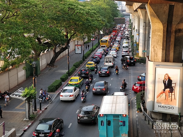 三天实地体验泰国出行:街道杜成狗 摩托狂炸街
