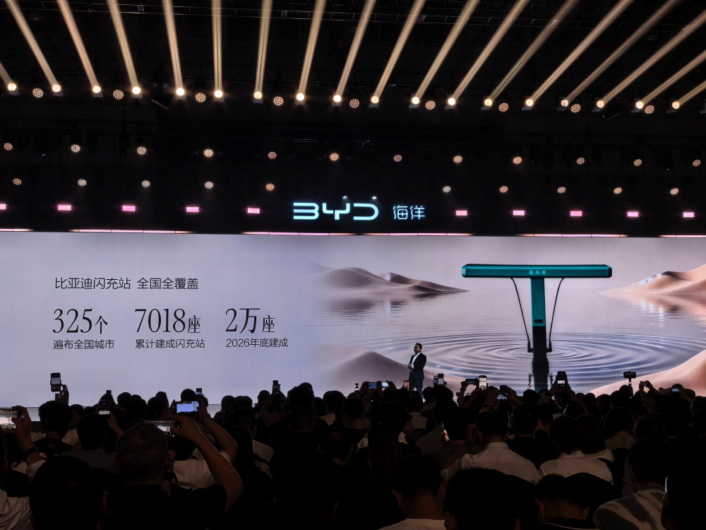 比亚迪海洋旗舰家轿19.69万起开卖！云辇-A、后轮转向、天神之眼B全上车