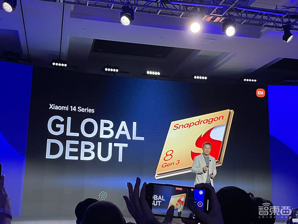 高通甩出最强芯片三件套！手机跑100亿参数大模型，PC芯片逆袭苹果英特尔