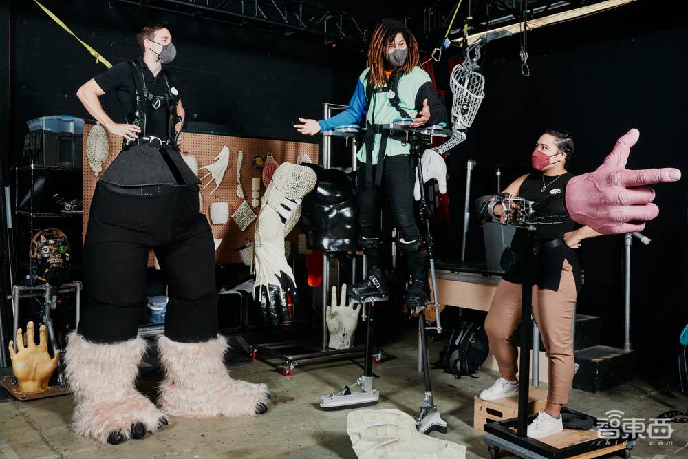 探秘迪士尼人形机器人：“树人”格鲁特表情生动，蜘蛛侠秀空中表演