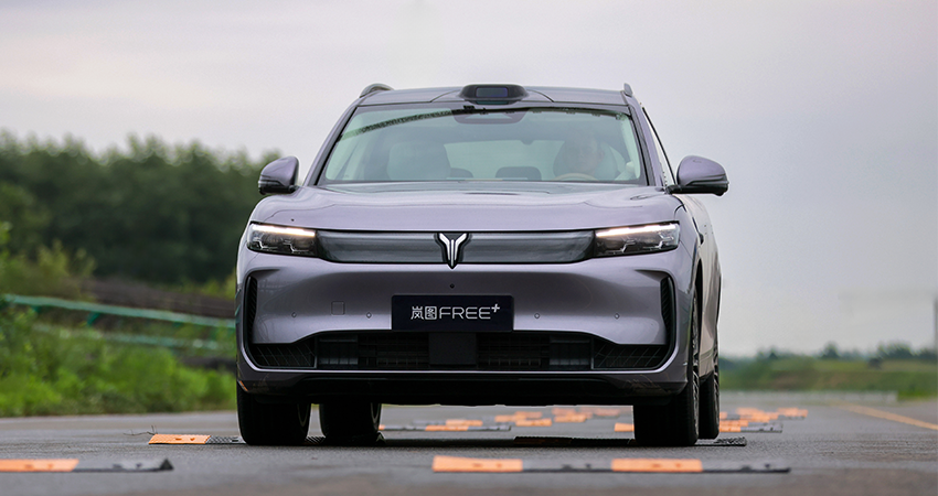 全系标配华为ADS 4和鸿蒙座舱5！岚图FREE+预售价22.99万起