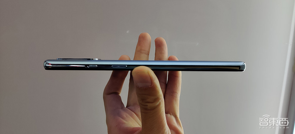 一加2020首场线下发布会:屏幕“拉直”,65W快充补齐,一加8T 3399交朋友