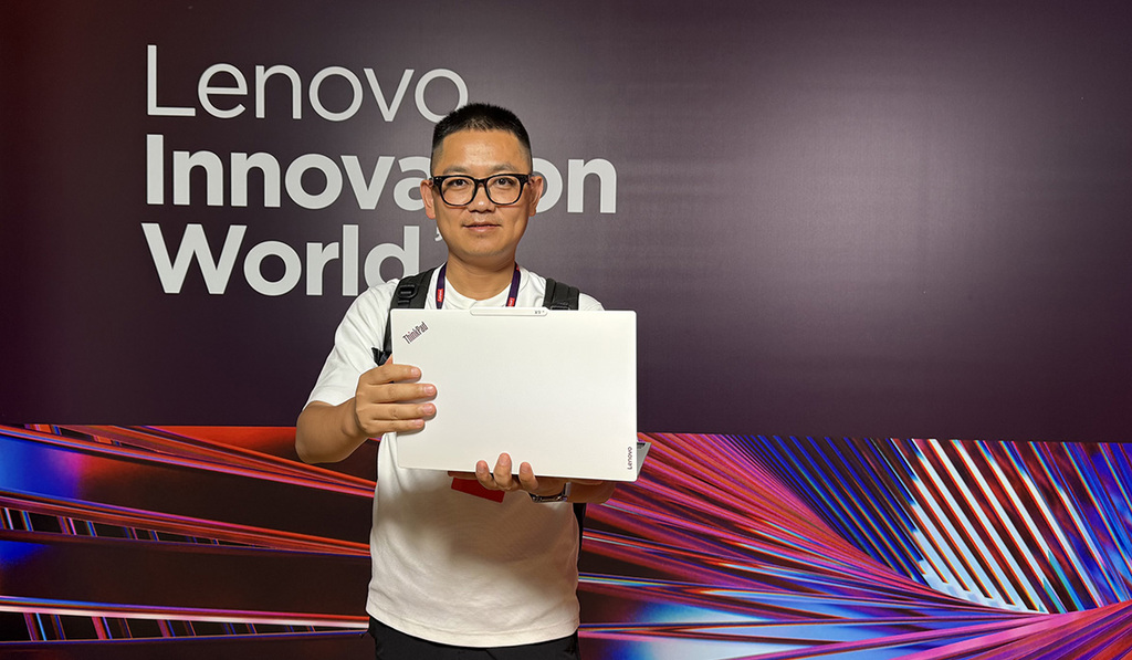 提前实现苹果创意?联想可摇头电脑底座等多款AI设备发布